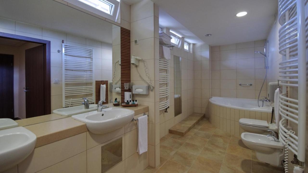Wellness Hotel Дьюла Экстерьер фото