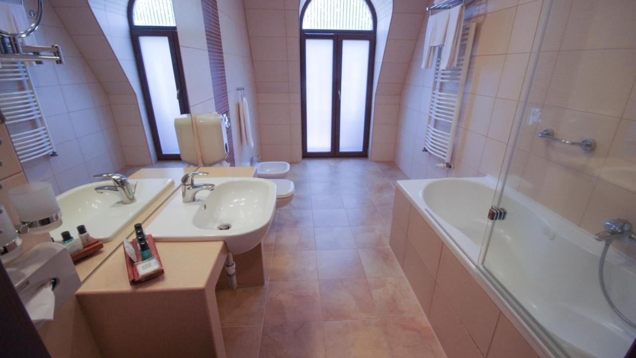 Wellness Hotel Дьюла Экстерьер фото