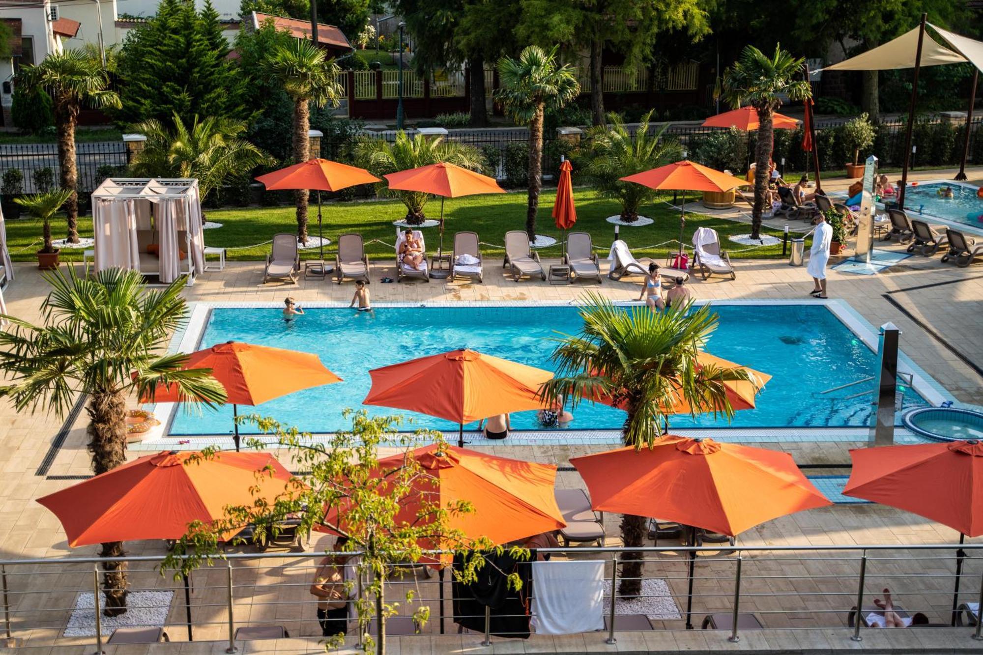 Wellness Hotel Дьюла Экстерьер фото