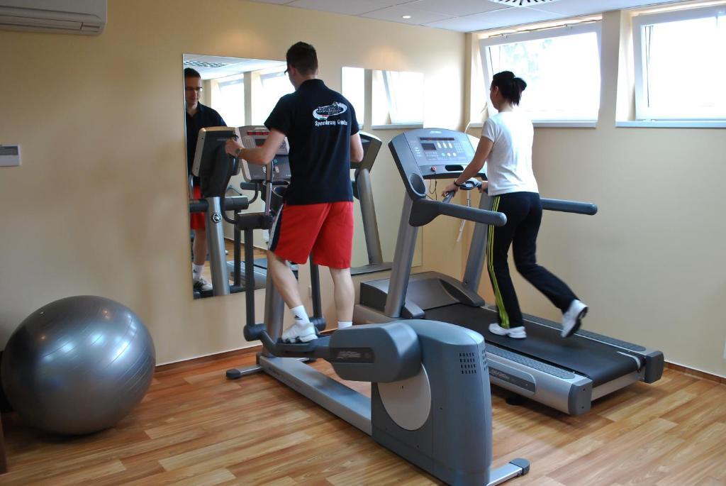 Wellness Hotel Дьюла Экстерьер фото