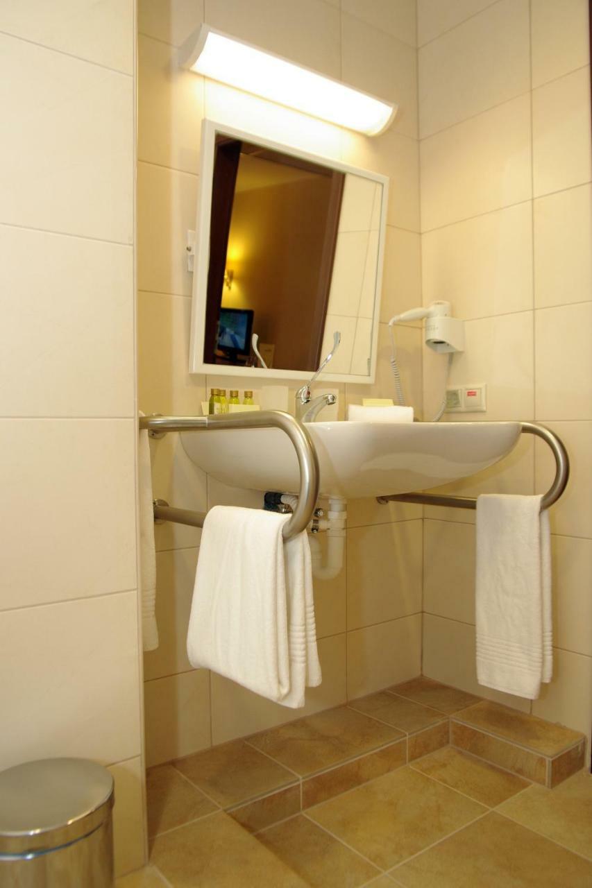 Wellness Hotel Дьюла Экстерьер фото